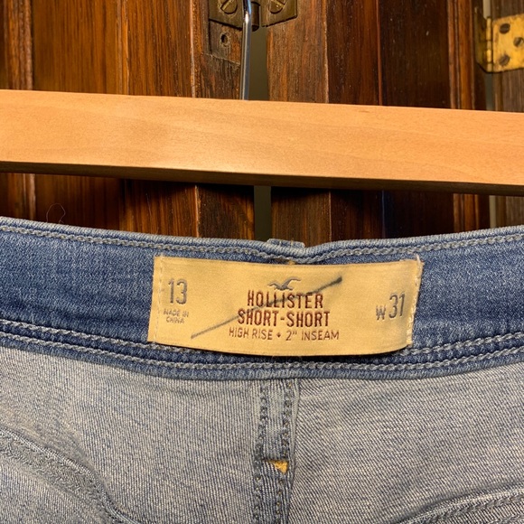 Hollister Short-Short Denim Jeans Size 13/31 - Picture 3 of 3